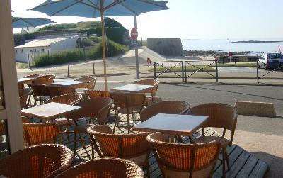 Cuisine française Déjeuner en terrasse face à l'Ile de Groix