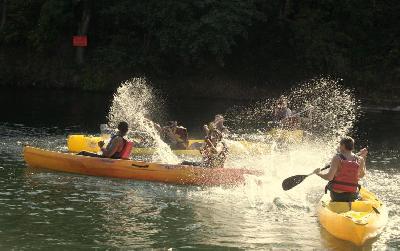 Rafting, Kayak, Canyoning Descente en canoë et nuit en caravane pour 4 dans l'Hérault