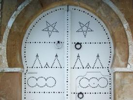 Porte blanche dans Sidi-Bou-Saïd, Tunisie