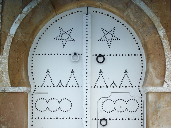 Porte blanche dans Sidi-Bou-Saïd, Tunisie
