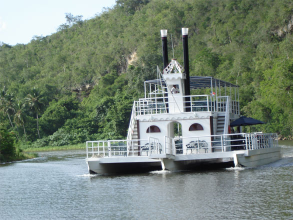 Bateau  vapeur sur le rio de Chavon, Rpublique-Dominicaine