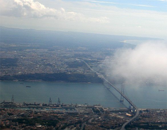 Le pont du 25 avril vu du ciel