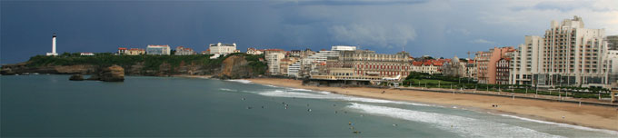 Vue de Biarritz : la plage, les hôtels et le phare