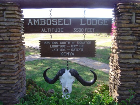 Bienvenue au lodge d'Amboseli, Kenya, au pied du Kilimandjaro. Altitude 3500 feet... en pleine réserve d'Amboseli, le paradis de l'éléphant