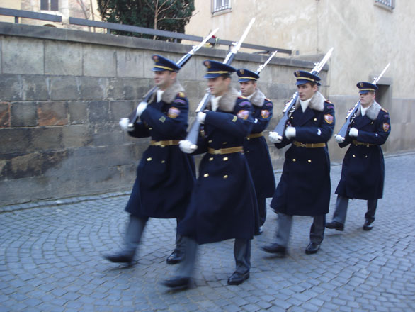 La garde tchque, dans l'enceinte du chteau de Prague
