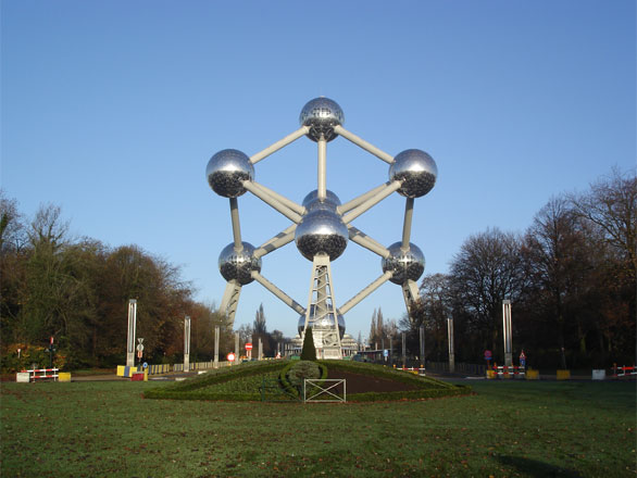 L'atomium, à Bruxelles, Belgique. L'atomium est l'équivalent de la Tour Eiffel en France et est un vrai symbole en Belgique.