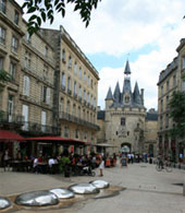 Bordeaux, la porte Cailhau depuis la place du palais