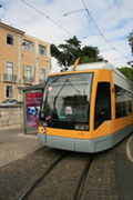 Un tram moderne dans Lisbonne, a c'est colo
